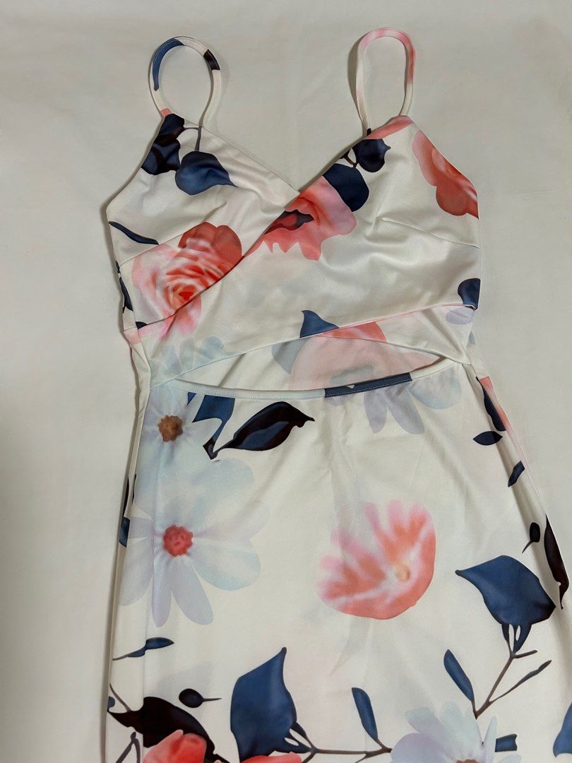 White Floral Body Con Dress (Category: Dresses) located in Caloocan City. Submitted by anditee (Listing ID 1281291455, Image 1). Description: White Floral Body Con Dress Sleeveless Model’s size: Waist: 26in Hips: 36in Length: 90 cm.