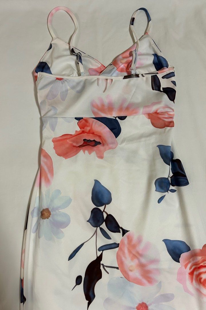 White Floral Body Con Dress (Category: Dresses) located in Caloocan City. Submitted by anditee (Listing ID 1281291455, Image 2). Description: White Floral Body Con Dress Sleeveless Model’s size: Waist: 26in Hips: 36in Length: 90 cm.