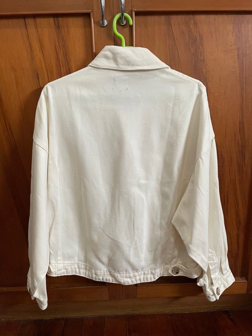 Zara Denim Jacket (Off White) (Category: Coats, Jackets and Outerwear) located in Quezon City. Submitted by monsdeclutter (Listing ID 1281310073, Image 2). Description: Authentic, bought in store Never been used, just washed then stored No when worn Actual color may vary (due to lighting and camera settings) Price negotiable but no to lowballing MOP: Gcash MOD: SDD (grab/lalamove) or GGX Note: Strictly payment first before shipping SDD booked by 