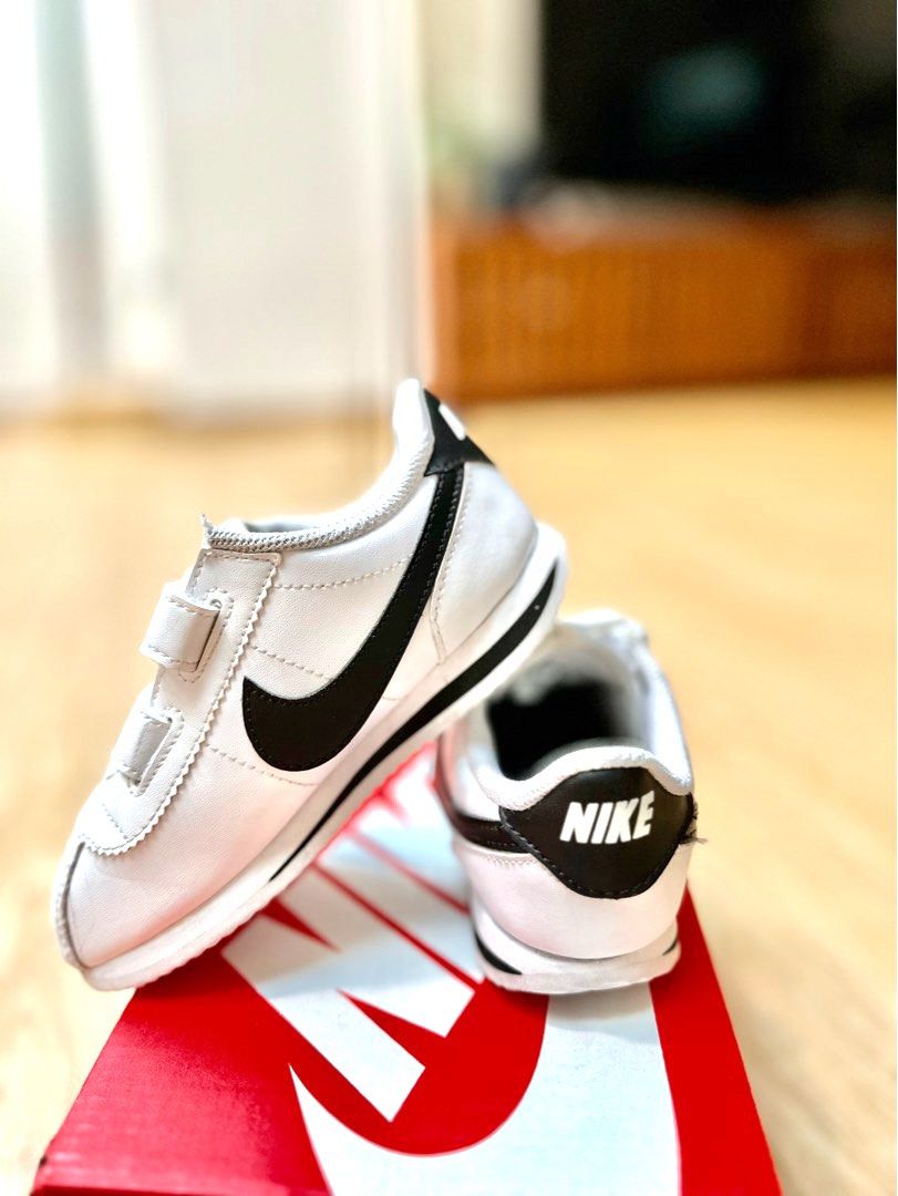 White sports shoes discount boys