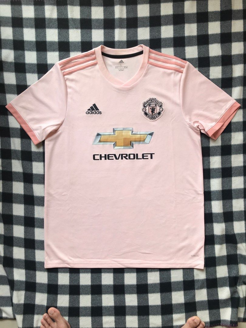 Manchester united pink shirt deals
