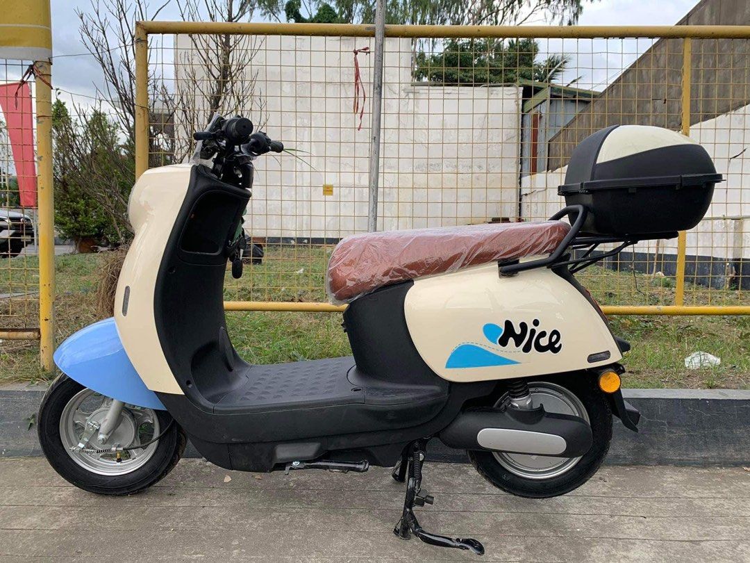 AVIA STOCKHOLM 2wheels E-SCOOTER (Category: Bicycles) located in Marikina City. Submitted by keionlines85428 (Listing ID 1281473580, Image 2). Description: ⭐️ AVIA STOCKHOLM 2wheels E-SCOOTER ❗️₱24,000 👌🏼 🆓FREE HELMET 🆓️FREE TOP BOX 🆓WITH COMPLETE PAPERS SPECIFICATION ✔️DIGITAL PANEL ✔️BATTERY: 48v 20ah ✔️POWER: 800 watts ✔️RANGE: 40-60 km ✔️SPEED: 30-40kph ✔️TIRE: 3 x 10 TUBELESS ✔️CAPACITY: 150kg Warranty: 👉🏻1 MONTH WARRANTY MAJOR PARTS 