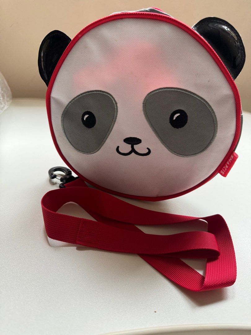 bb背包 backpack （分類：其他外出用品）位於 Hong Kong。 由 pandora3130 提交（商品編號 1281513643，圖片 1）。簡介： 全新bb背包。可寫名字。配有安全帶。