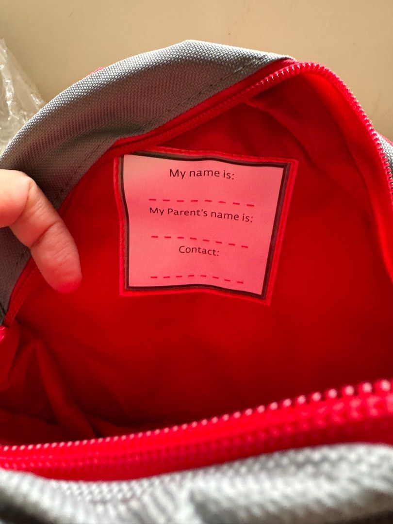 bb背包 backpack （分類：其他外出用品）位於 Hong Kong。 由 pandora3130 提交（商品編號 1281513643，圖片 2）。簡介： 全新bb背包。可寫名字。配有安全帶。