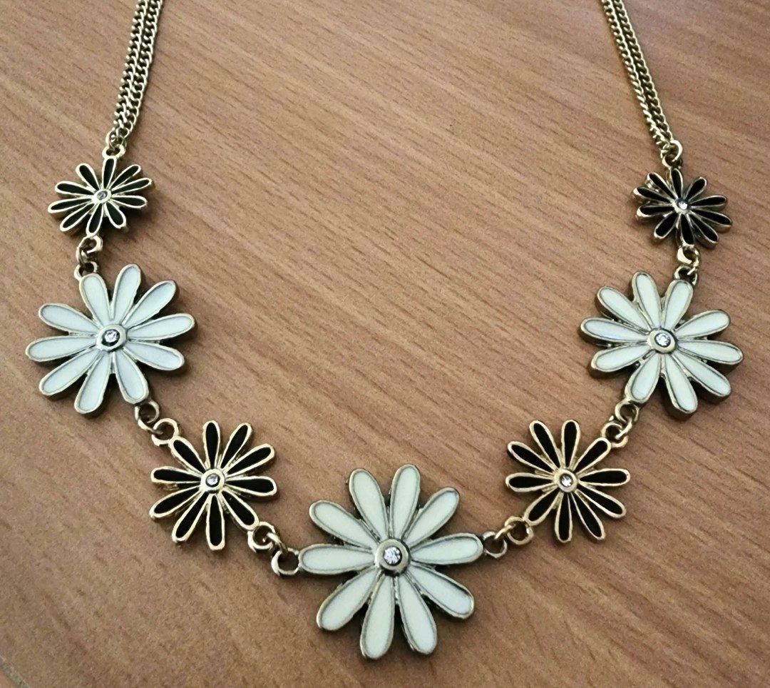 Black white floral necklace Women s Fashion Jewelry
