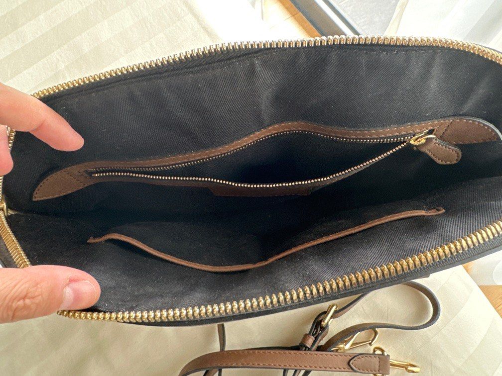 Burberry store handbags italy