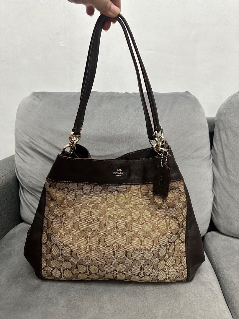 Coach signature shop outline small lexy