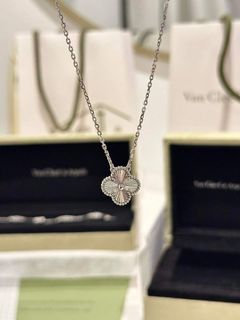 Alhambra hot sale pendant price