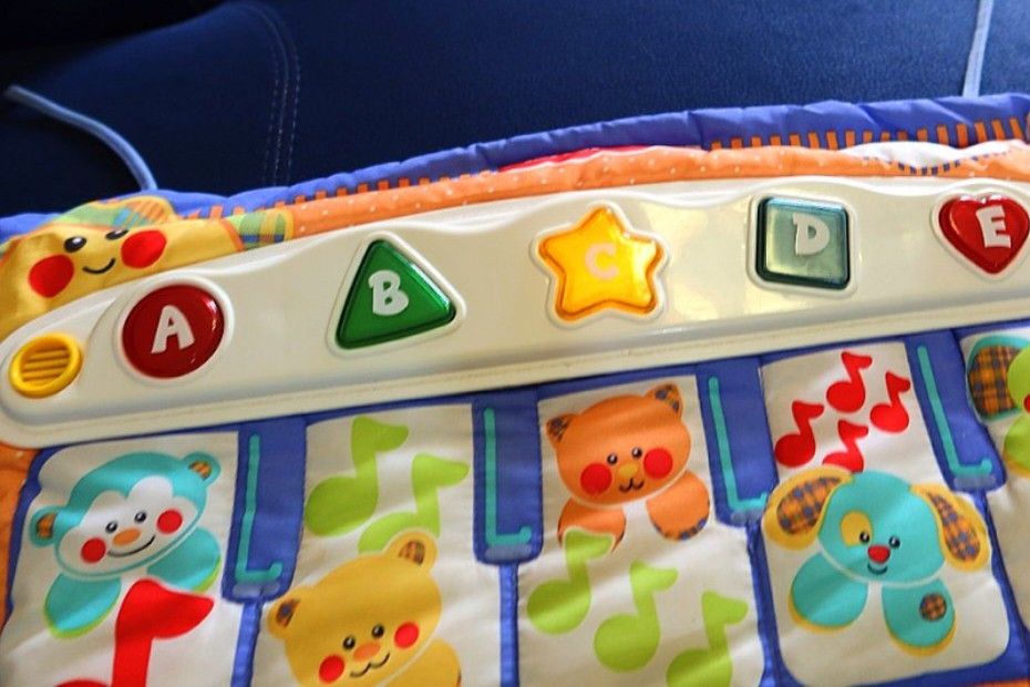 Crib piano toy cheap by fisher price