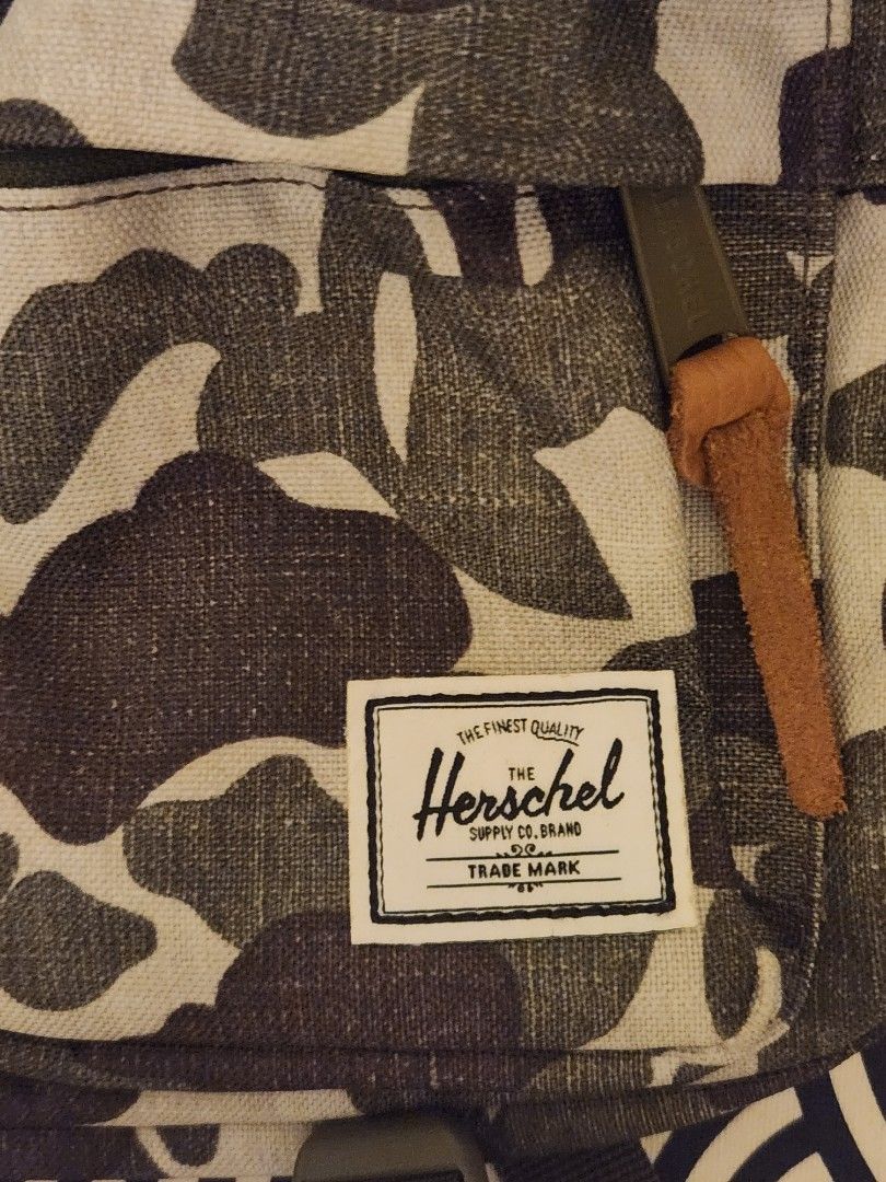 Herschel deals frog camo