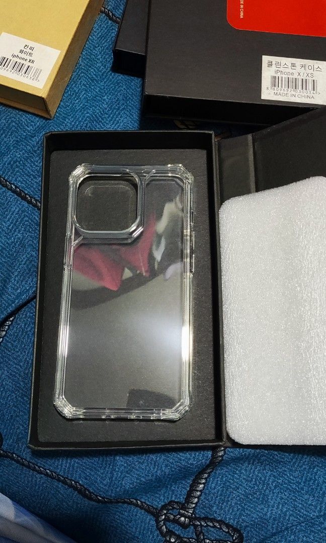 Iphone 13 pro clear case (Category: Cases & Sleeves) located in Paranaque City. Submitted by dadzkie0304 (Listing ID 1281602313, Image 1). Description: iphone 13 pro clear case makapal sya, Lanoson brand from korea brand new sya inopen ko lang for checking kc iba iba ang design bwat box.