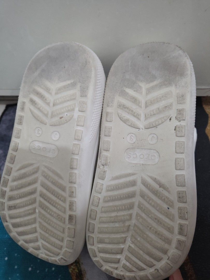 White kids shop crocs size 3