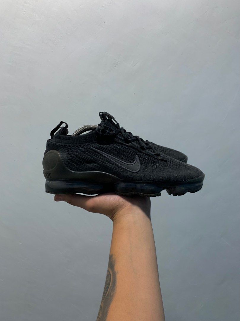 Triple black hotsell vapormax on feet