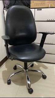 Pre-loved Reclining Office Chair with Armrest