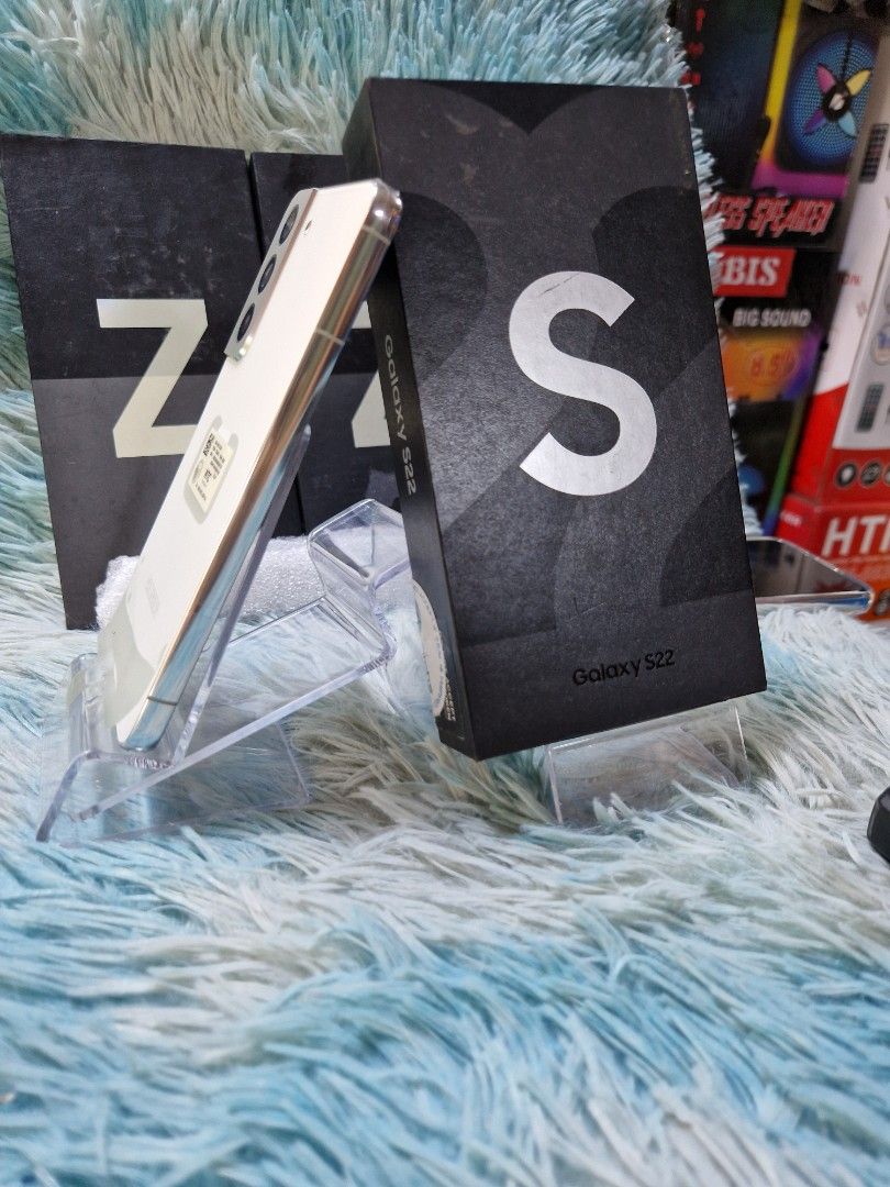Samsung S22 (Category: Samsung) located in Quezon City. Submitted by mubrogadgets (Listing ID 1281540881, Image 3). Description: SAMSUNG S22 5G not used/brand new mall full-out complete 100%makinis, nodents or scratvk naka plastic pa mga gilid 👉SUPER FLAGSHIP PHONE 👉5G NETWorj 👉8gb ram and 128 Quick specs👇👇👇 👉Dynamic AMOLED 2X, 120Hz, HDR10+, 1300 nits (peak) 👉6.1inches, 👉Exynos 2200 (4 nm) 👉Xclipse 920 👉Fingerprint (under display, ult