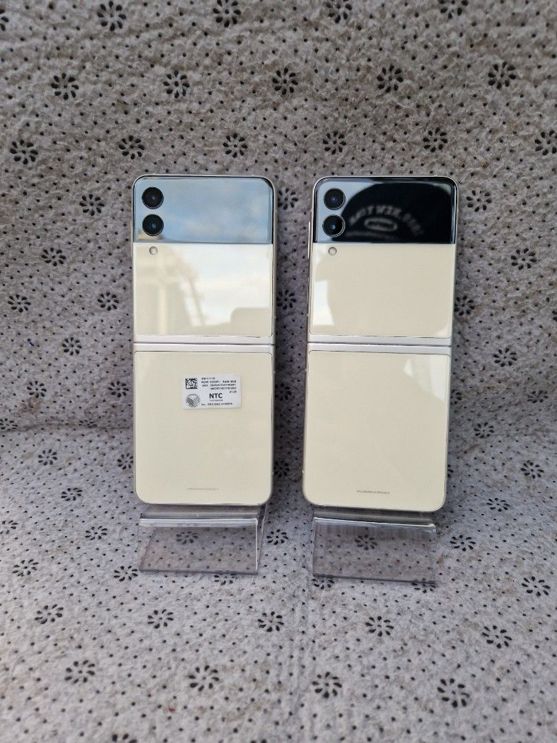 Z flip 3 5g (Category: Samsung) located in Quezon City. Submitted by mubrogadgets (Listing ID 1281544089, Image 2). Description: SUPER SALE!!! Flagship phone 🔥SAMSUNG Z FLIP 3 5G 256GB❤️ for sale! 16500pesos only open for swap metro manila only No issue no dents or heavy sratches no history of repair or issue ➡️Qualcomm SM8350 Snapdragon 888 5G ➡️Super linaw ng both camera ➡️Adreno 660 ➡️SUPER SMOOTH FOR GAMIMG ➡️Foldable Dynamic AMOLED 2X, 120H