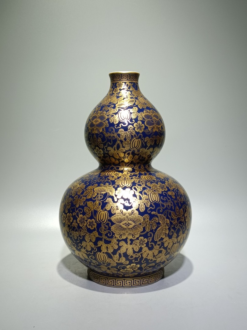 古董瓷器收藏：清乾隆款祭藍釉描金缠枝蓮紋葫蘆瓶（本朝官窯精品 