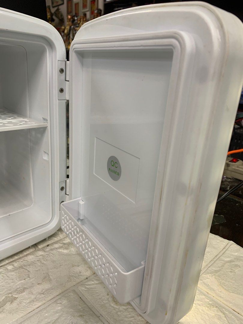 ANKO Cosmetics Cooler with LED Mirror -LED 220volts (Category: Makeup) located in Pasay City. Submitted by ayinong168 (Listing ID 1281657925, Image 3). Description: Product Details: Brand: Anko Model: CC-LED Color: White Capacity: 3.7L Type: Cosmetic Cooler Item Condition: Boxed Product Dimension: 26x25x18cm Power: 220-240V / 50-60Hz SKU: SUB356590 Condition: New Main Features: • Cools to prolong life of cosmetics • Ideal for storing a range of c
