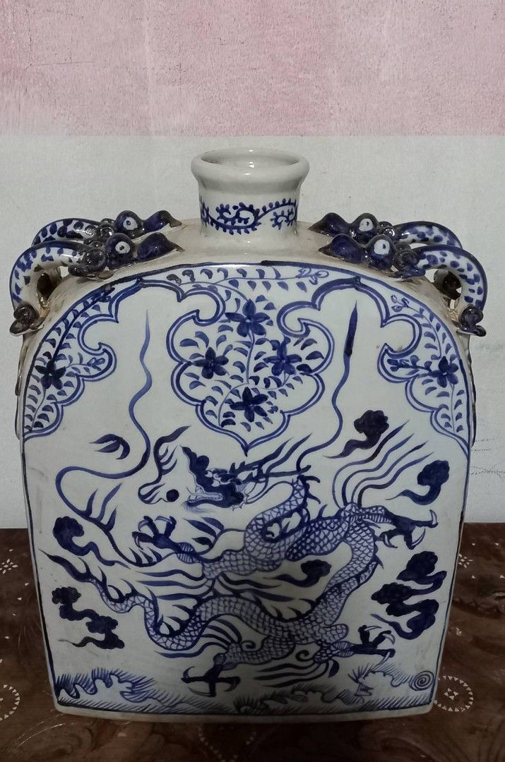 Antique porcelain flask jar (Category: Vases & Decorative Bowls) located in Manila. Submitted by aikahzdm (Listing ID 1281627133, Image 3). Description: Fs, antique porcelain pair Flask jar with Dragon , GOOD CONDITION those who are Interested kindly sent my Inbox 📩.