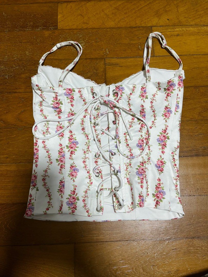 BN Edikted Indira Printed Cupped Laced Up Corset, Women's Fashion, Tops,  Sleeveless on Carousell