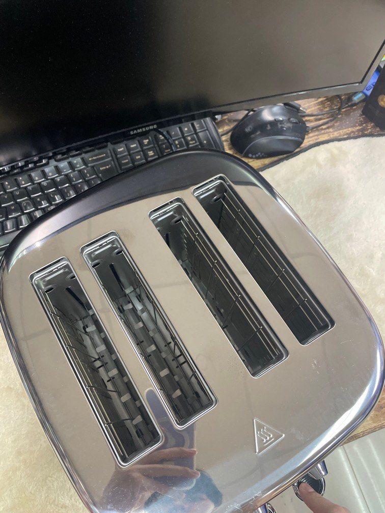 Cucina Retro 4 Slice Toaster (Category: Ovens & Toasters) located in Pasay City. Submitted by meostore (Listing ID 1281647681, Image 3). Description: Item has one minimal dent on top 220v Excellent condition No issue With box and manual.