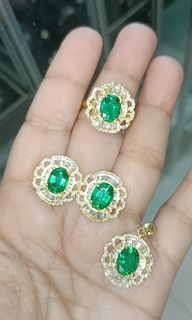 Emerald diamonds set