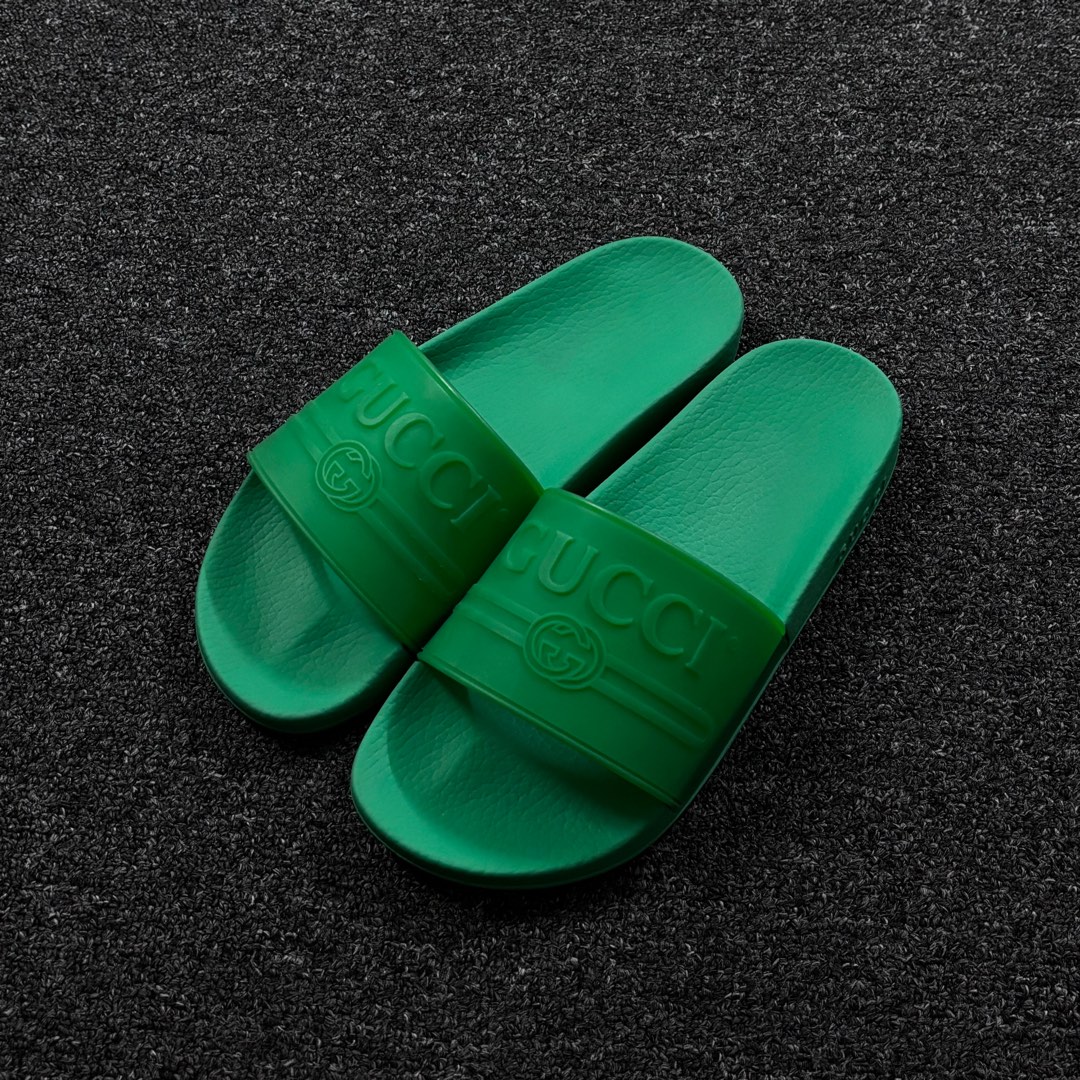 Gucci logo best sale rubber slide sandal