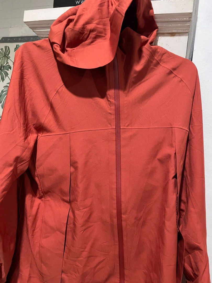 Jaket Uniqlo merah marron waterproof anti air