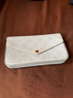 (Category: ) located in . Submitted by preloved_evinazirah (Listing ID 1281670791, Image 1). Description: .