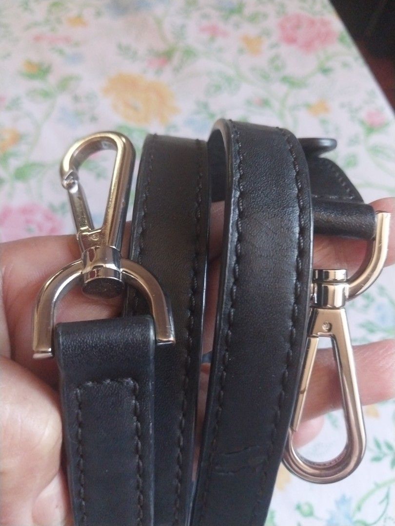 MK Sling bag (Category: Shoulder Bags) located in Manila. Submitted by digs1968 (Listing ID 1281635104, Image 3). Description: MK sling bag, with minimal flaw but barely noticeable and still very nice. Orig. price:$431.00.