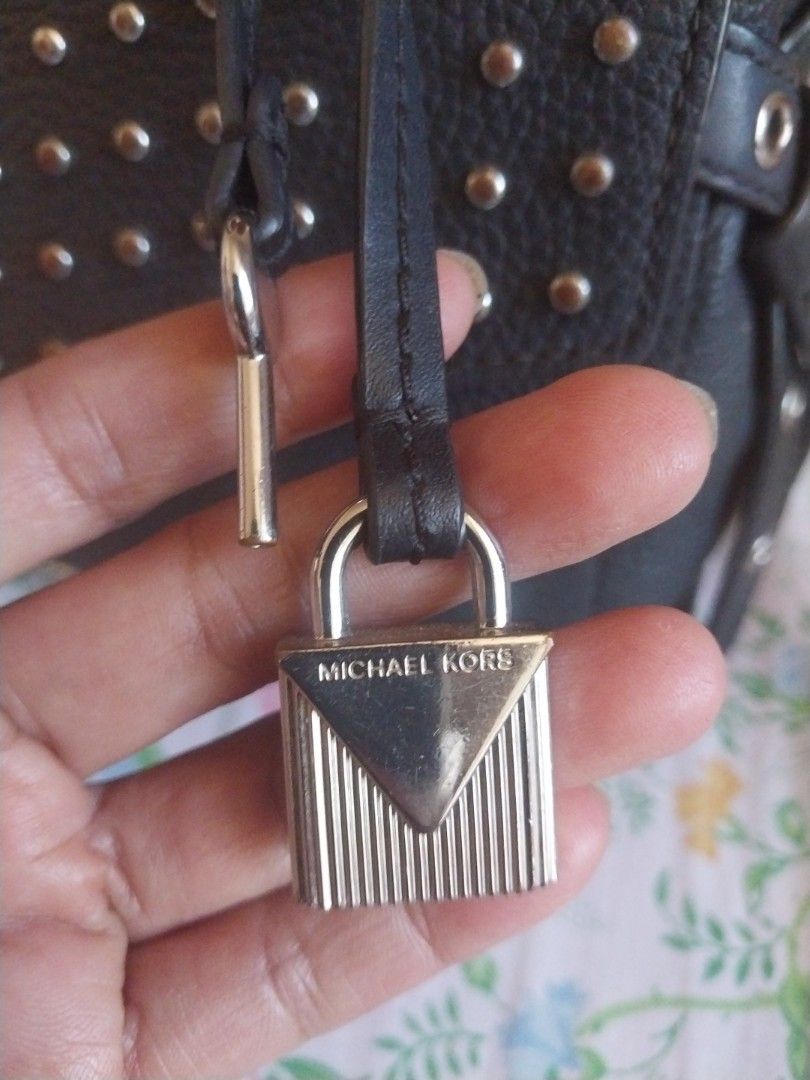 MK Sling bag (Category: Shoulder Bags) located in Manila. Submitted by digs1968 (Listing ID 1281635104, Image 2). Description: MK sling bag, with minimal flaw but barely noticeable and still very nice. Orig. price:$431.00.