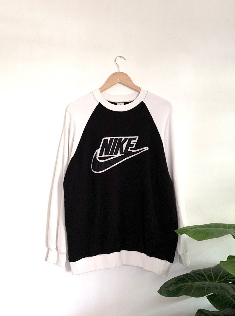Nike hotsell spellout sweatshirt