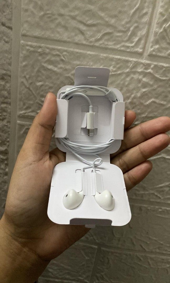 🍎ORIGINAL earpods lightning connector (Category: Headphones & Headsets) located in Manila. Submitted by pricious (Listing ID 1281755347, Image 3). Description: .