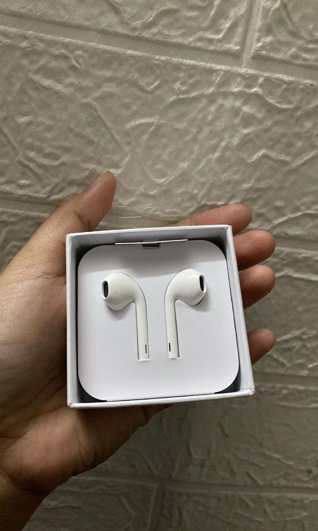 🍎ORIGINAL earpods lightning connector (Category: Headphones & Headsets) located in Manila. Submitted by pricious (Listing ID 1281755347, Image 2). Description: .