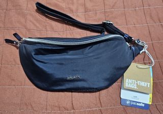 Pacsafe Stylesafe anti-theft sling pack

| Navy