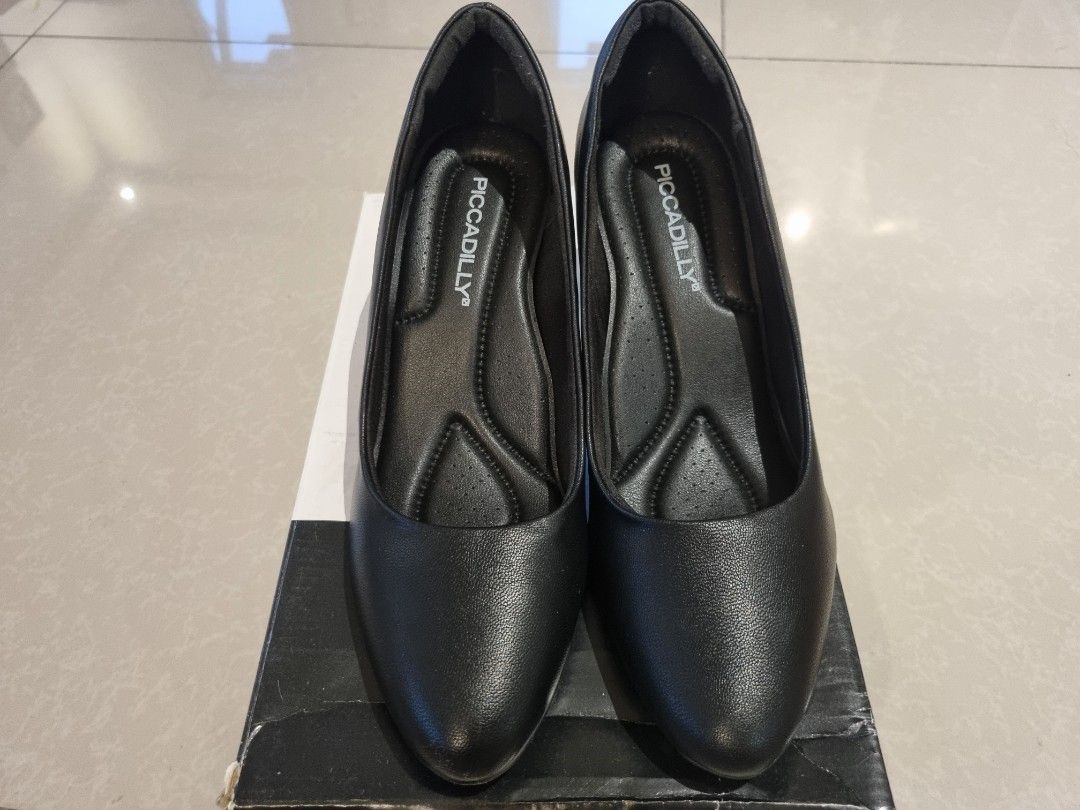 Picadilly Women's Pumps (Category: Heels) located in Paranaque City. Submitted by sampgm (Listing ID 1281721805, Image 3). Description: Brand New with box and receipt Piccadilly (Brazilian brand) Women's Heels Size: EUR 37 / Brasil 35 /US 6 I'm personally a US 6.5 and it fits me perfectly. (Foot length: 23.5cm) Purchased in Alabang Town Center for Php2,999 (see receipt) Genuine leather, soft Grippy soles, so it's very stable The insole is very so