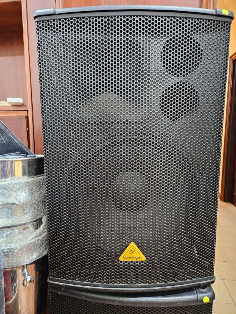 Behringer eurolive b1520 top