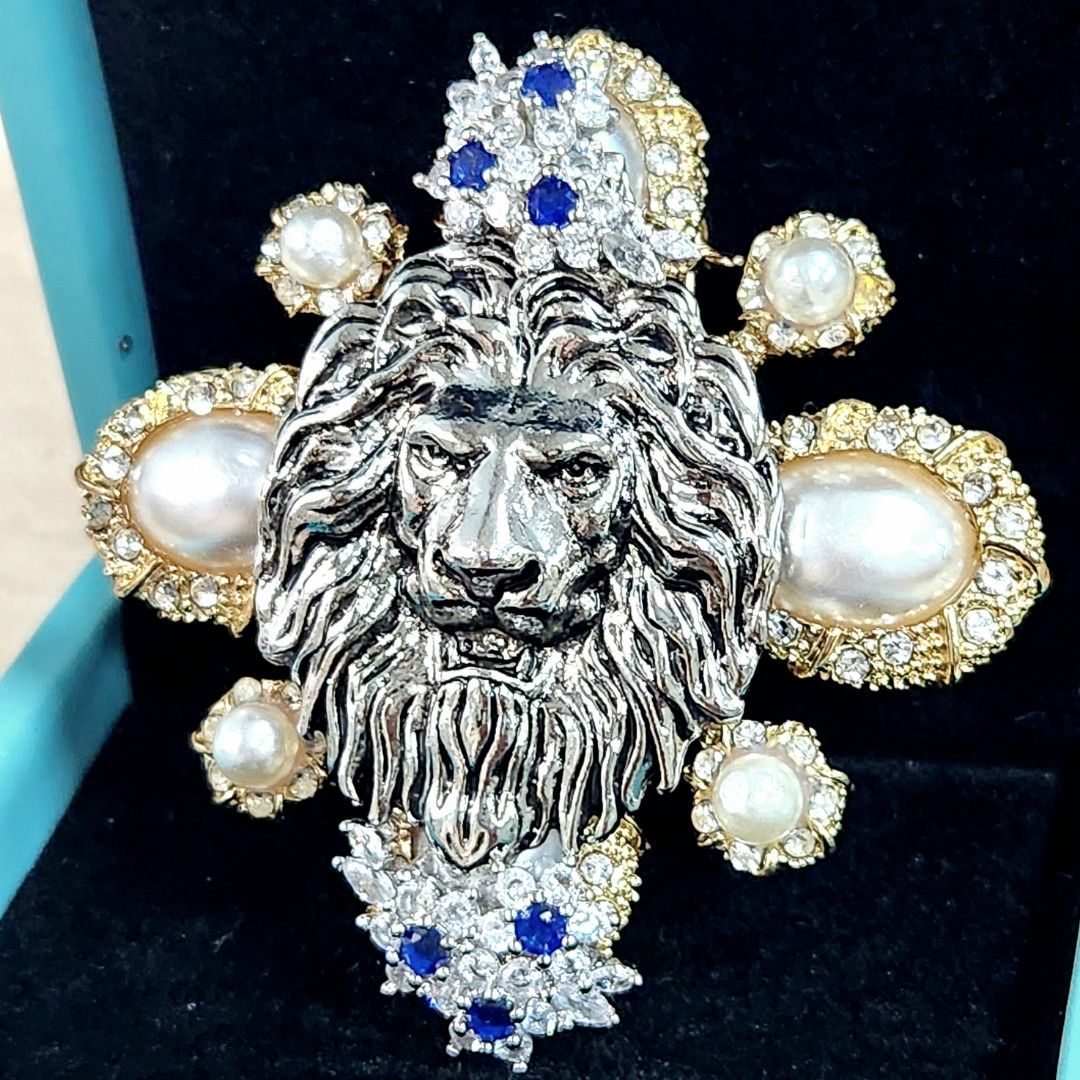 Gold lion brooch hot sale