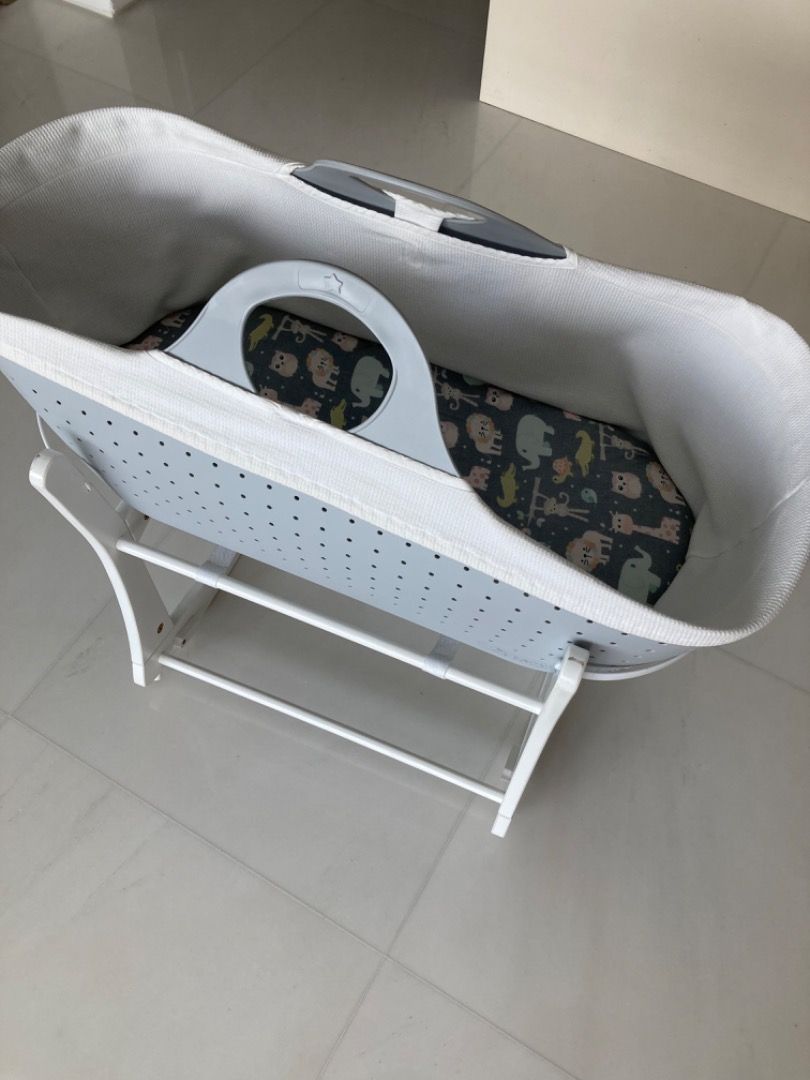Tommee tippee sleepee basket and stand top