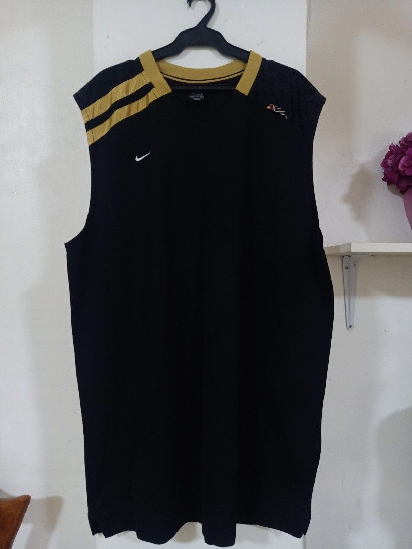 Lebron james black discount and gold jersey