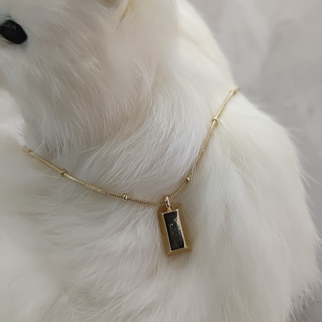Gold top brick necklace