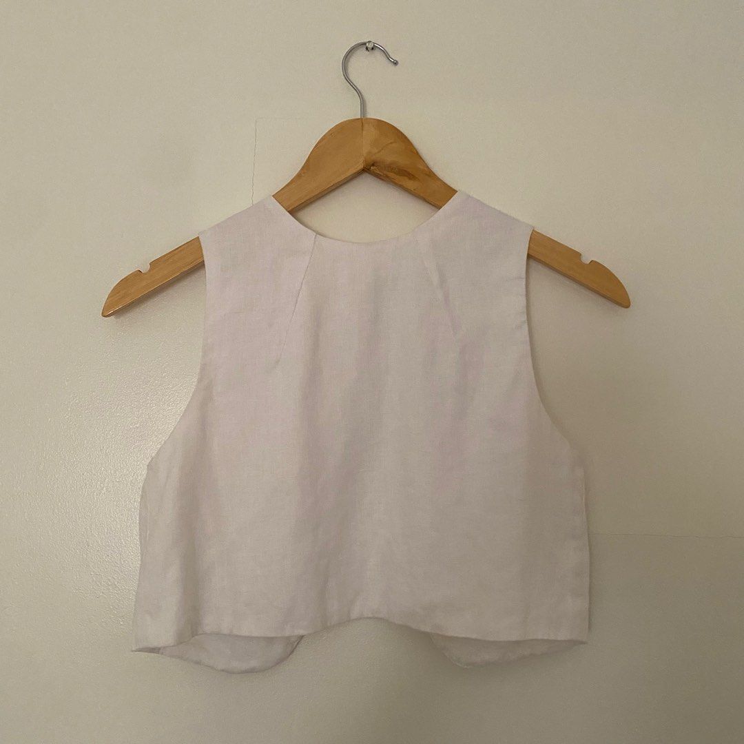 Araw the Line Shell Crop in white (Category: Sleeveless) located in Paranaque City. Submitted by lufstruck (Listing ID 1281882914, Image 3). Description: Size S - guide is also posted in the images :) .