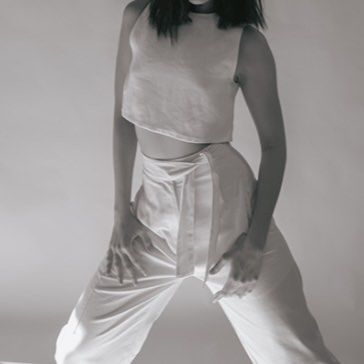 Araw the Line Shell Crop in white (Category: Sleeveless) located in Paranaque City. Submitted by lufstruck (Listing ID 1281882914, Image 1). Description: Size S - guide is also posted in the images :) .