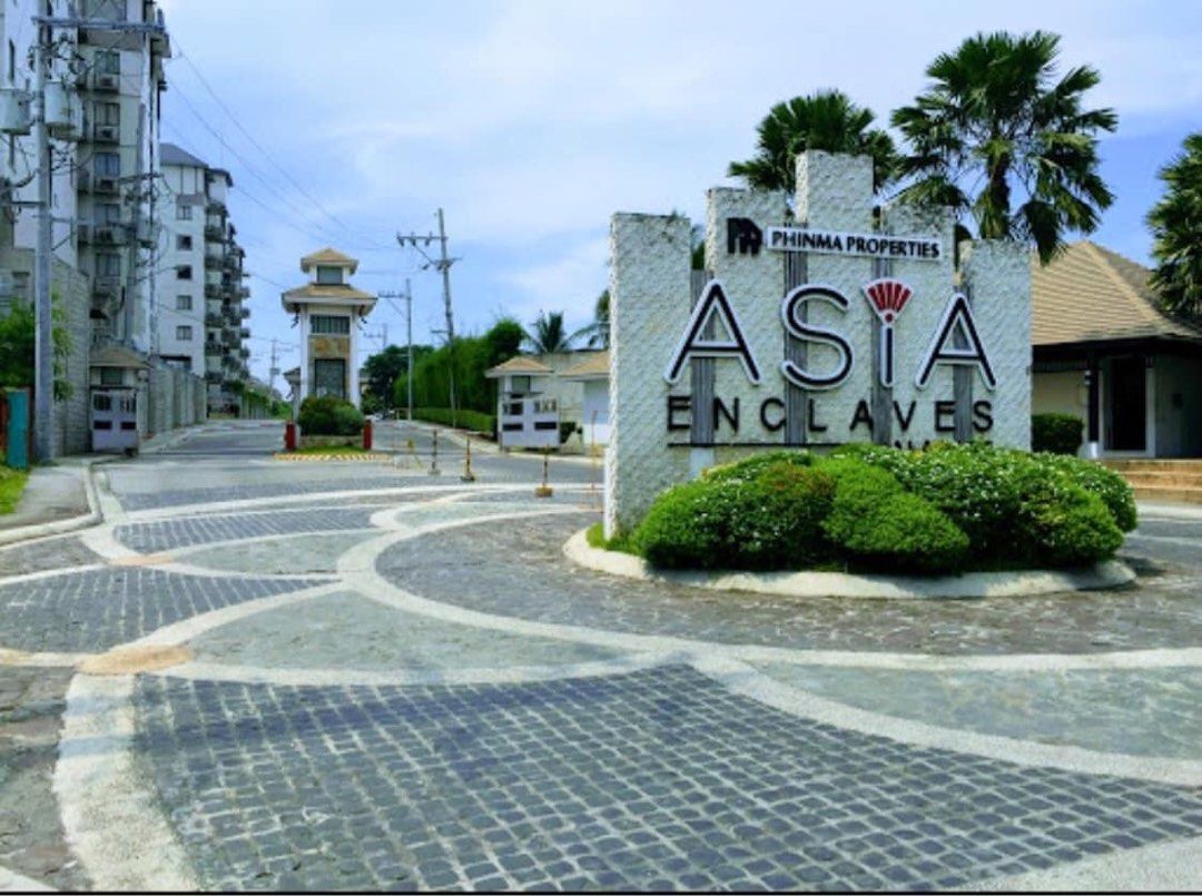 Asia Enclaves Alabang Condo (Category: Apartments & Condos) located in Muntinlupa City. Submitted by kcferre (Listing ID 1281833403, Image 2). Description: Asia Enclaves Alabang Condo 1-Bedroom unit 1st Floor unit (no need to use the elevator!) Near the fire exit to the playground 30 sqm floor area plus 10 sqm Lanai / Balcony With access to all the condo facilities like the swimming pool, gym, playground, clubhouse, pay parking. Has a convenience