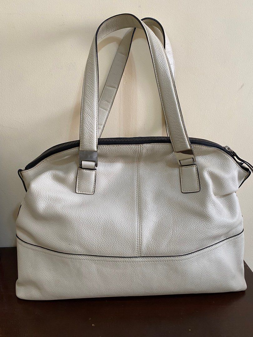 Banana Republic Tote Bag (Category: Shoulder Bags) located in Cainta. Submitted by cbe23 (Listing ID 1281826251, Image 1). Description: Good condition Rfs: decluttering.