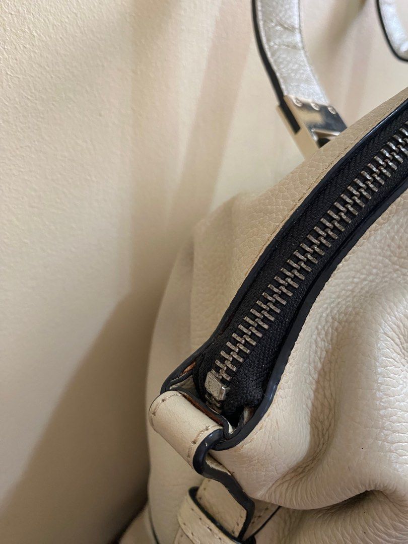 Banana Republic Tote Bag (Category: Shoulder Bags) located in Cainta. Submitted by cbe23 (Listing ID 1281826251, Image 3). Description: Good condition Rfs: decluttering.