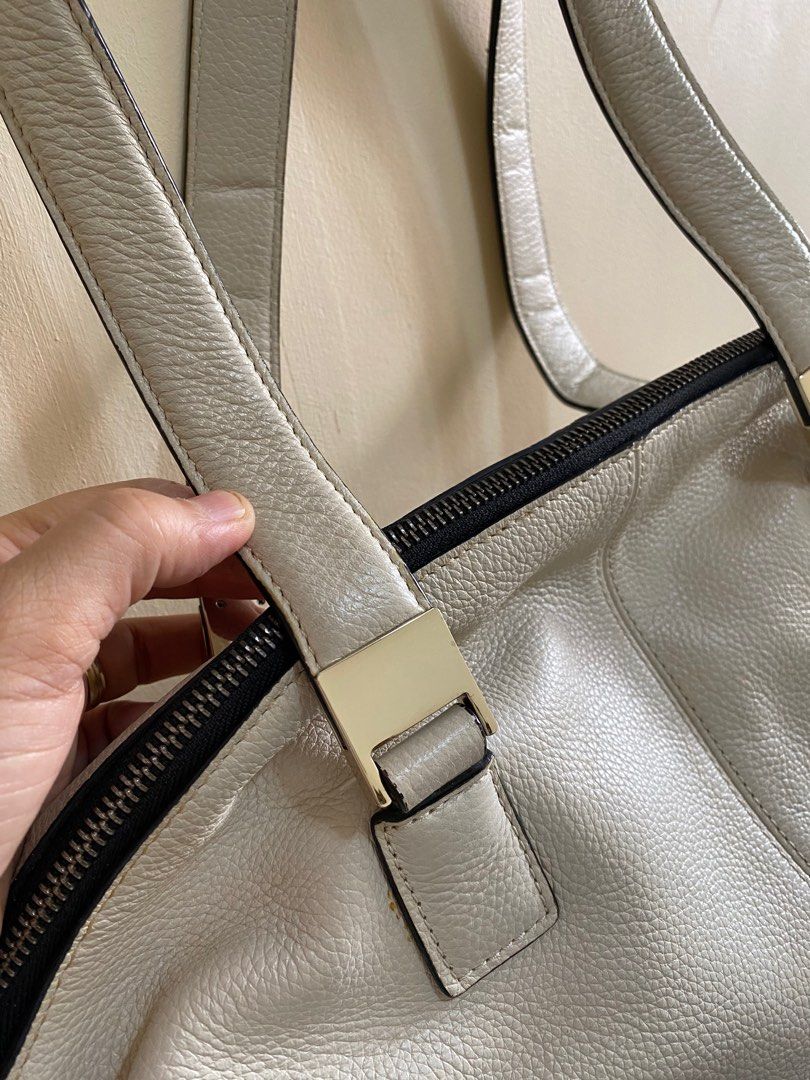 Banana Republic Tote Bag (Category: Shoulder Bags) located in Cainta. Submitted by cbe23 (Listing ID 1281826251, Image 2). Description: Good condition Rfs: decluttering.