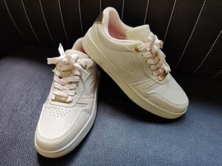 White hotsell female sneakers