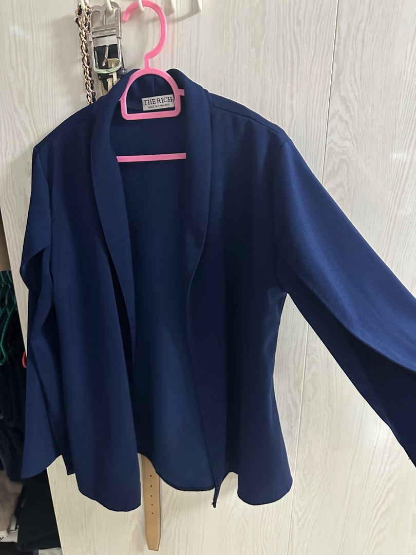 Blazer with outlet slits in sleeves