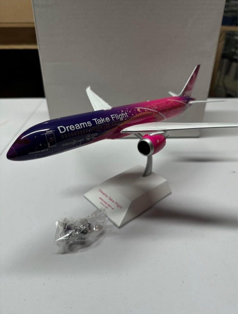 Boeing 787-9 'Dreams Take Flight' 1:200, Hobbies & Toys